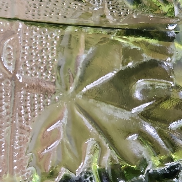 Vintage Anchor Hocking Avocado Green Footed Grape Glass vase - Picture 9 of 16